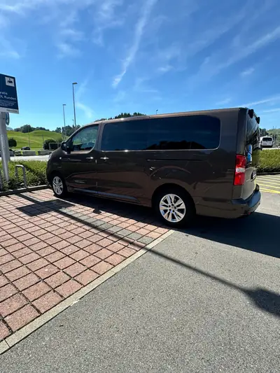 Peugeot Traveller 2.0 BlueHDi 180 — Monospace familial LONG, automatique, équipé premium — Seitenansicht