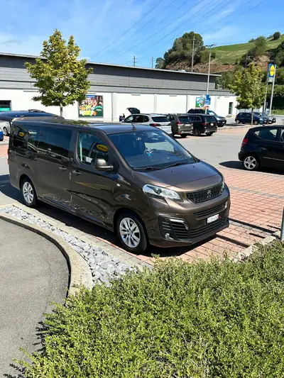 Peugeot Traveller 2.0 BlueHDi 180 — Monospace familial LONG, automatique, équipé premium — Heckansicht