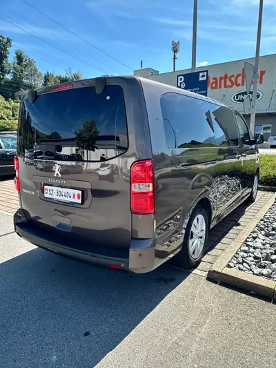 Peugeot Traveller 2.0 BlueHDi 180 — Monospace familial LONG, automatique, équipé premium — Armaturenbrett