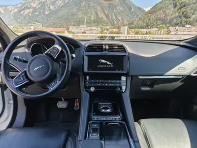 Jaguar F-PACE 2.0 T 250 R-Sport AWD — SUV dynamique, propulsion intégrale, entretien maîtrisé — tableau de bord