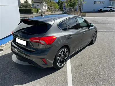 Ford Focus 1.0 SCTi ST Line — Berline dynamique, roues hiver incluses, garantie 12 mois — fianco