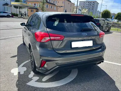 Ford Focus 1.0 SCTi ST Line — Berline dynamique, roues hiver incluses, garantie 12 mois — vista posteriore