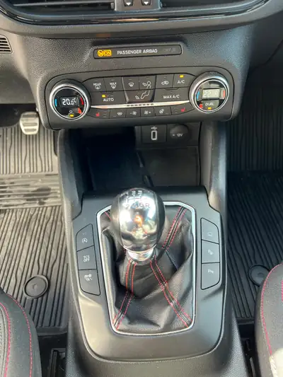 Ford Focus 1.0 SCTi ST Line — Berline dynamique, roues hiver incluses, garantie 12 mois — Miniatura 9