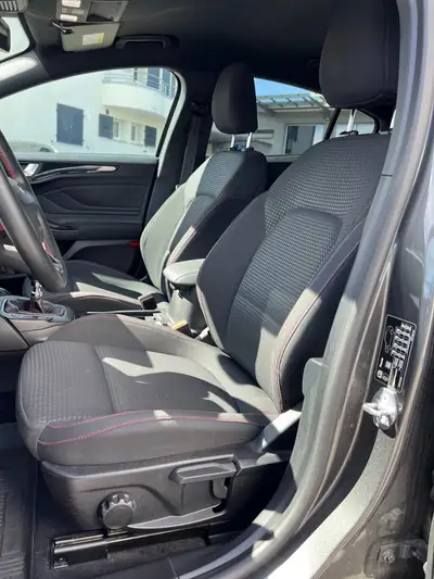 Ford Focus 1.0 SCTi ST Line — Berline dynamique, roues hiver incluses, garantie 12 mois — Miniatura 10