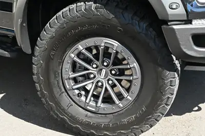 Ford F-150 Raptor SuperCab — Le pickup de légende américain, 455 ch et 4x4 intégral — Miniature 12