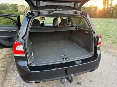 Volvo V70 2.4 D5 Momentum AWD — Monospace familial robuste, traction intégrale et diesel performant — Detail