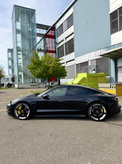 Porsche Taycan Turbo S 2023 — Berline électrique haute performance, 39'000 km — vista posteriore