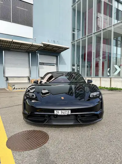 Porsche Taycan Turbo S 2023 — Berline électrique haute performance, 39'000 km — fianco