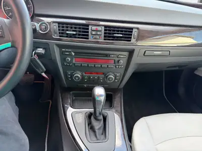BMW 320i Cabriolet Steptronic — Élégance décapotable, boîte auto et entretien certifié — Miniatura 12