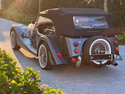 Morgan PLUS 4 4-Seater — Roadster britannique authentique, 13 000 km seulement — vista posteriore
