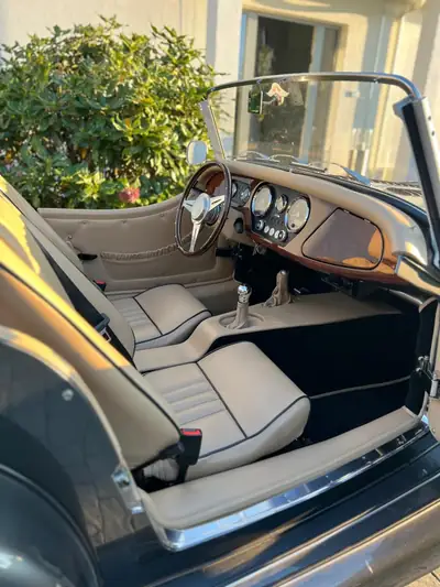 Morgan PLUS 4 4-Seater — Roadster britannique authentique, 13 000 km seulement — interni