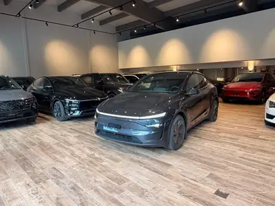 Tesla Model Y Long Range Premium AWD — SUV électrique haute performance, quasi neuf — vista posteriore