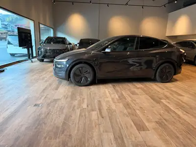 Tesla Model Y Long Range Premium AWD — SUV électrique haute performance, quasi neuf — interni