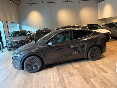 Tesla Model Y Long Range Premium AWD — SUV électrique haute performance, quasi neuf — Miniatura 7