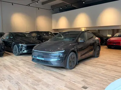 Tesla Model Y Long Range Premium AWD — SUV électrique haute performance, quasi neuf — Miniatura 9