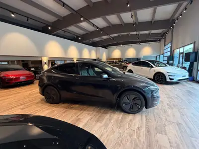 Tesla Model Y Long Range Premium AWD — SUV électrique haute performance, quasi neuf — Miniatura 8