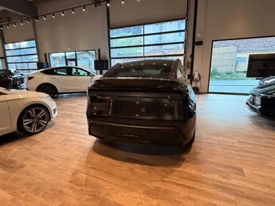 Tesla Model Y Long Range Premium AWD — SUV électrique haute performance, quasi neuf — Miniatura 11