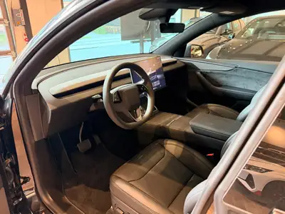 Tesla Model Y Long Range Premium AWD — SUV électrique haute performance, quasi neuf — Miniatura 13