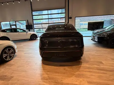 Tesla Model Y Long Range Premium AWD — SUV électrique haute performance, quasi neuf — Miniatura 15