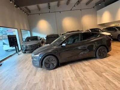 Tesla Model Y Long Range Premium AWD — SUV électrique haute performance, quasi neuf — Miniatura 14