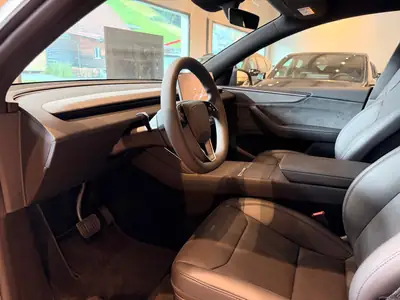 Tesla Model Y Long Range Premium AWD — SUV électrique haute performance, quasi neuf — Miniatura 16