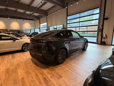 Tesla Model Y Long Range Premium AWD — SUV électrique haute performance, quasi neuf — Miniatura 17