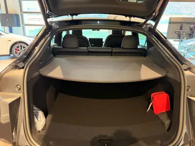 Tesla Model Y Long Range Premium AWD — SUV électrique haute performance, quasi neuf — Miniatura 20