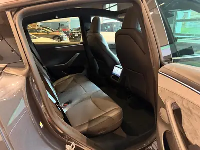 Tesla Model Y Long Range Premium AWD — SUV électrique haute performance, quasi neuf — Miniatura 24