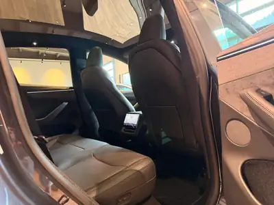 Tesla Model Y Long Range Premium AWD — SUV électrique haute performance, quasi neuf — Miniatura 25