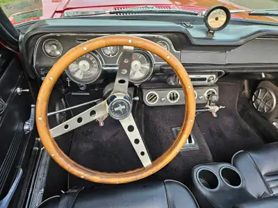 Ford Mustang 1967 Cabriolet V8 — Légende américaine rouge, moteur 289cui, importée des USA — Miniatura 9
