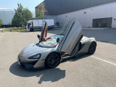 McLaren 570GT — Supercars britannique, package carbone complet, faibles kilomètres — vue extérieure