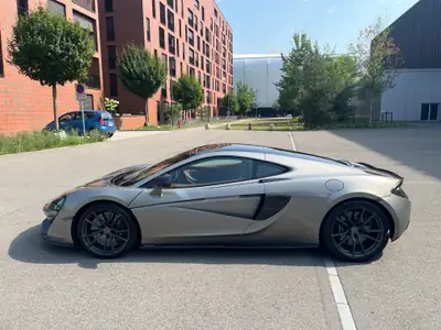 McLaren 570GT — Supercars britannique, package carbone complet, faibles kilomètres — intérieur