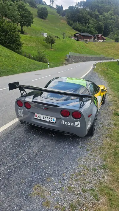 Chevrolet Corvette Z06 2006 — Muscle car légendaire, 620 ch et boîte manuelle — vista posteriore