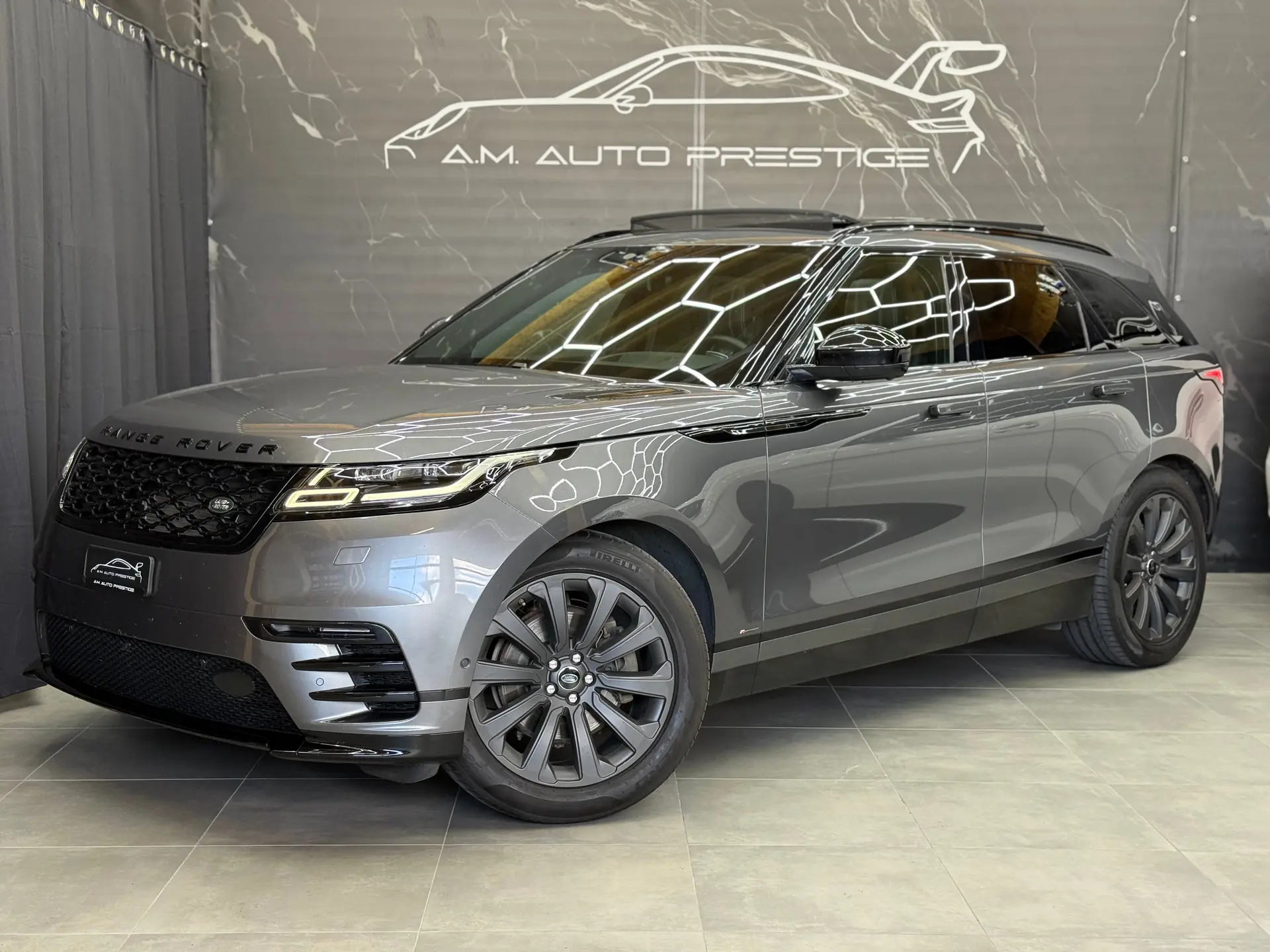 Range Rover Velar R-Dynamic P 300 SE — SUV premium tout-terrain, toit panoramique et équipements haut de gamme