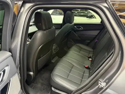 Range Rover Velar R-Dynamic P 300 SE — SUV premium tout-terrain, toit panoramique et équipements haut de gamme — Miniature 9
