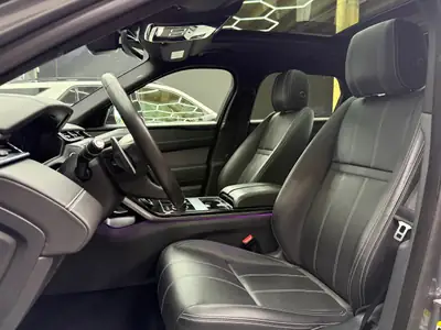Range Rover Velar R-Dynamic P 300 SE — SUV premium tout-terrain, toit panoramique et équipements haut de gamme — Miniature 8
