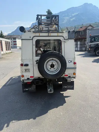 Land Rover 88-110 V8 — Légende britannique, moteur V8 puissant, 4x4 incontournable — fianco