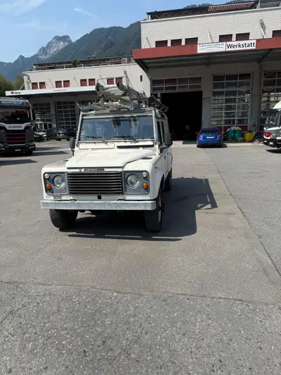 Land Rover 88-110 V8 — Légende britannique, moteur V8 puissant, 4x4 incontournable — vista posteriore