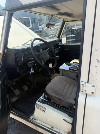 Land Rover 88-110 V8 — Légende britannique, moteur V8 puissant, 4x4 incontournable — interni