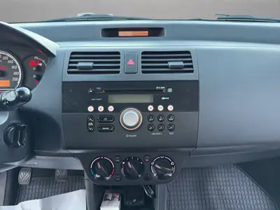 Suzuki Swift 1.3i 16V GL — Citadine fiable, climatisée et sans accident — Miniatura 15
