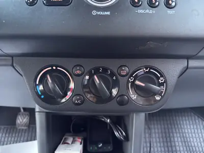Suzuki Swift 1.3i 16V GL — Citadine fiable, climatisée et sans accident — Miniatura 16