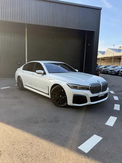 BMW 750i xDrive — Berline de luxe performante, entretien premium récent — Außenansicht