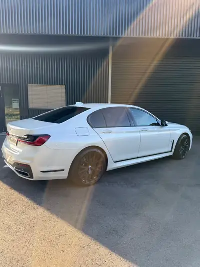 BMW 750i xDrive — Berline de luxe performante, entretien premium récent — Heckansicht