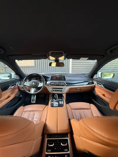 BMW 750i xDrive — Berline de luxe performante, entretien premium récent — Detail