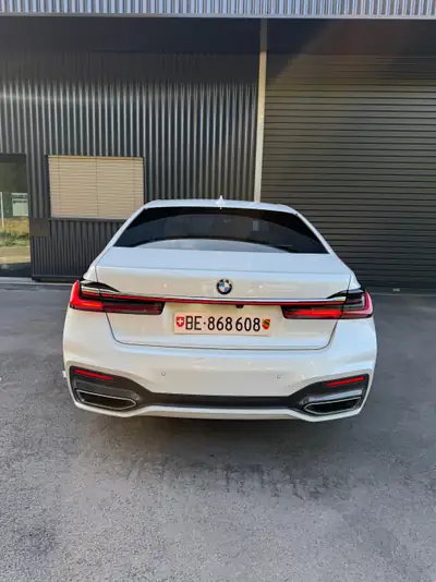 BMW 750i xDrive — Berline de luxe performante, entretien premium récent — Innenraum