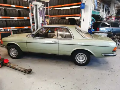 Mercedes-Benz 280 CE — Coupé classique 1978, 177 ch et charme rétro — Heckansicht