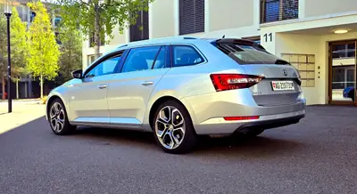 Škoda Superb 2.0 TDI 190 4×4 — Break premium, moteur éprouvé et traction intégrale — vista posteriore