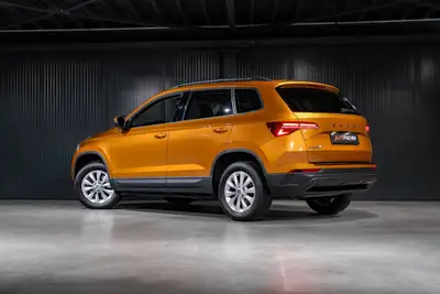 Skoda Karoq 1.5 TSI Fresh DSG — SUV compact fiable, faible kilométrage, garantie usine 5 ans — fianco