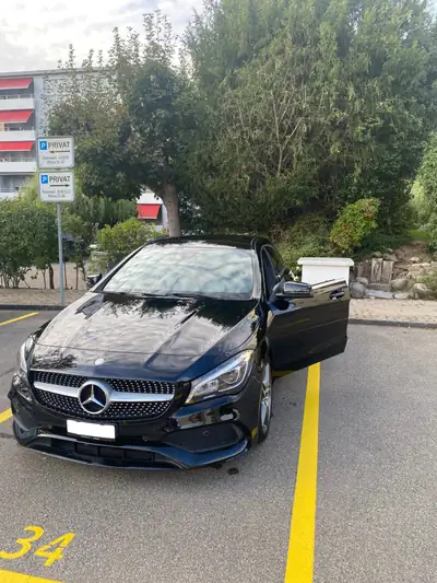 Mercedes-Benz CLA 200 d 4MATIC — Berline compacte diesel, équipement AMG et traction intégrale — côté