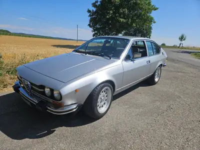 Alfa Romeo Alfetta GTV 2.0 — Coupé sportif vintage 1978 optimisé, sans accident — vista esterna